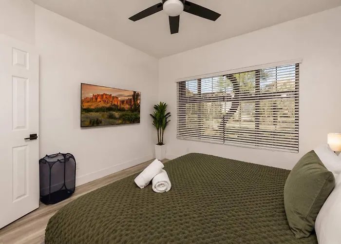 Retreat - 2br With Pool And Gym Apartment Scottsdale