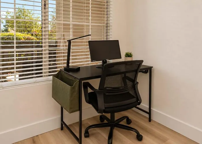 Apartment Retreat - 2br With Pool And Gym